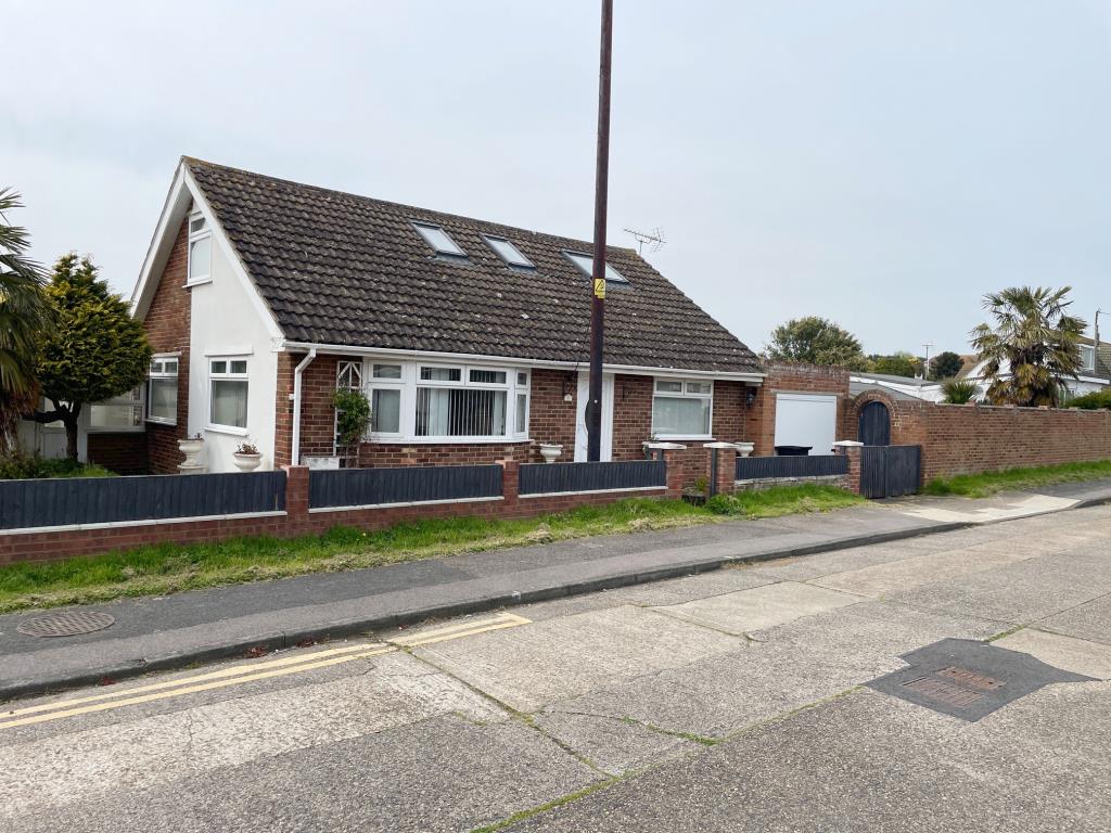 Lot: 123 - DETACHED CHALET BUNGALOW WITH GARAGE IN POPULAR LOCATION - front of property